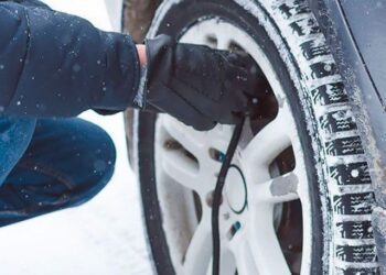 Чому може спустити колесо і без проколу