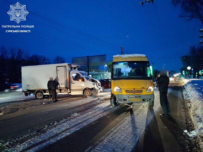 У Сумах сталася ДТП за участю маршрутки: пасажирка отримала ушкодження