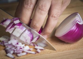 Головна помилка при смаженні цибулі, через яку вона не стає золотистою: що ви робите неправильно