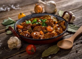 Гуляш або стейк будуть танути в роті: як правильно пом’якшити м’ясо перед приготуванням