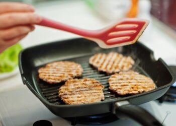 Як розморозити м’ясо за лічені хвилини: ось куди його покласти (відео)