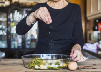 Які страви солять на початку, а які – в кінці: більшість господинь цього не знає