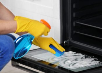 Який метод очищення духовки кращий і швидший: 4 експерти сказали одне й те саме