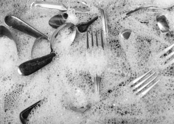 Можна змішати це з водою і бруд зійде сам: як почистити ложки і виделки за 20 хвилин