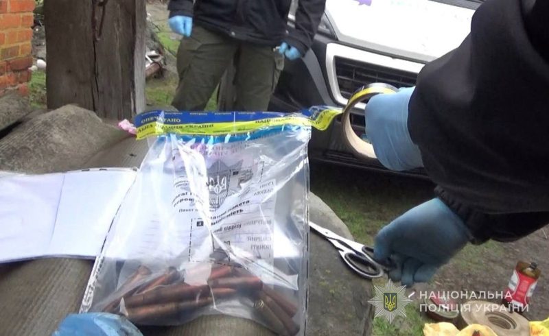 Недригайлів: поліцейські викрили незаконне зберігання зброї та боєприпасів, зловмиснику повідомлено про підозру