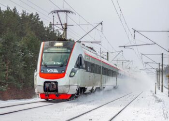 Низка потягів “Укрзалізниці” затримується через удари РФ та негоду