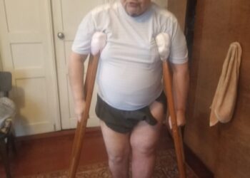 Після перелому стегна житель селища Вороніж кілька років пересувається на милицях і збирає гроші на дорогу операцію