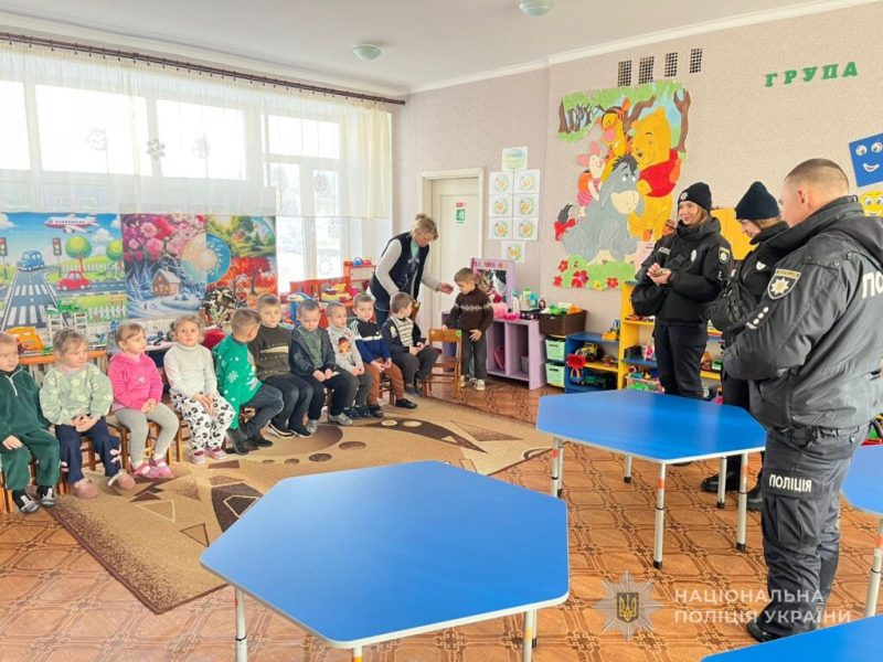 Поліцейські Конотопщини навчають дітей правил безпеки на дорогах