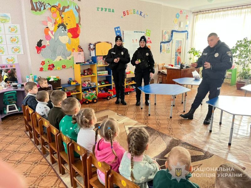 Поліцейські Конотопщини навчають дітей правил безпеки на дорогах