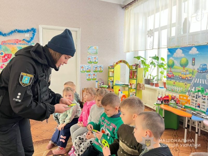 Поліцейські Конотопщини навчають дітей правил безпеки на дорогах