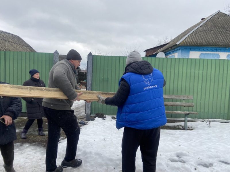 Прикордоння Конотопщини знову під ворожим вогнем: волонтери Гуманітарної&nbsp; місії &laquo;Проліска&raquo; допомогли постраждалим від війни домогосподарствам