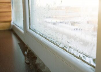 Що робити, якщо замерзли вікна в будинку: як прибрати лід і зберегти тепло