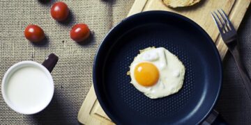 Смажити яйця на соняшниковій або вершковому маслі – кам’яний вік: що додати замість них