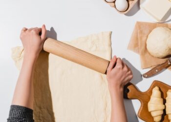 У який бік насправді потрібно розкачувати тісто: випічка завжди буде пишною