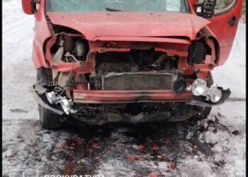 У прокуратурі показали наслідки атаки російського дрона на цивільне авто у Шосткинському районі