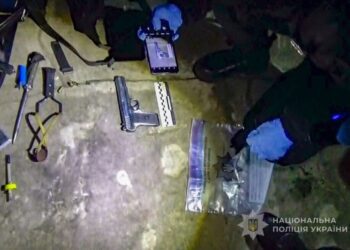 У Ромнах поліція завершила розслідування щодо зберігання зброї та наркотиків