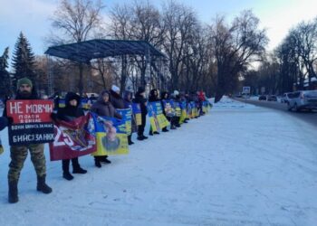 У Ромнах відбулася мирна акція на підтримку українських військовополонених та зниклих безвісти
