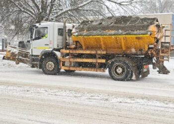 У Шосткинській громаді з 4:30 ранку комунальна техніка розчищає дороги від снігу