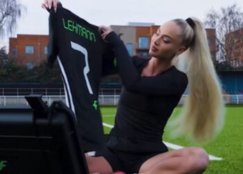 ВІДЕО. Найсексуальніша футболістка повторила легендарний трюк Роналдіньйо