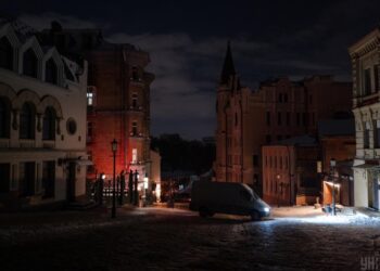 Відключення світла у неділю: енергетики показали графіки на 11 січня