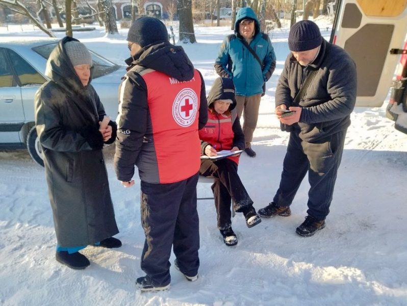 Волонтери Червоного Хреста надали допомогу шосткинцям, чиї будинки було пошкоджено уламками ворожого безпілотника