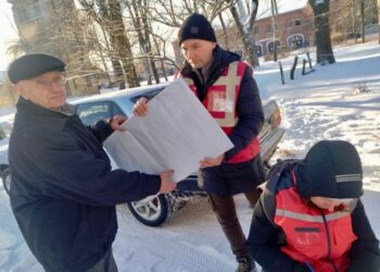 Волонтери Червоного Хреста надали допомогу шосткинцям, чиї будинки було пошкоджено уламками ворожого безпілотника