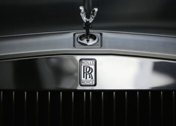 Імпорт люксових автомобілів в Україну впав утричі