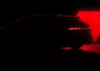 Агресивний дизайн та три дисплеї в салоні: у мережу злили перші фото нової Audi RS5