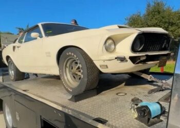 Культовий американський спорткар 60-х за $300 000 простояв понад 50 років у гаражі (ВІДЕО)