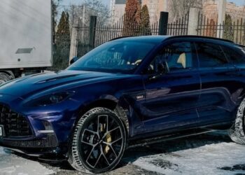 Сімейний суперкар: в Україні з’явився швидкісний 900-сильний кросовер Aston Martin (ФОТО)