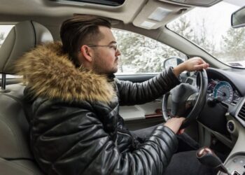 Чому не можна сідати за кермо авто у пуховику: експерти пояснили