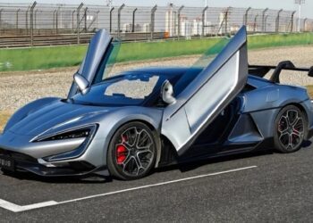 Розбитий ексклюзив: найшвидше авто у світі вперше потрапило в ДТП (ФОТО)