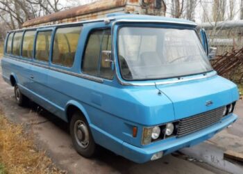 Унікальний представницький автобус ЗІЛ-3207 “Юність” продають в Україні за $150000 (ФОТО)