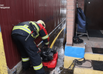 У Сумах та інших містах області рятувальники надають допомогу громадянам, які потерпають через підтоплення