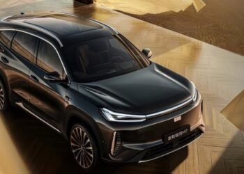 Geely показала недорогий сімейний кросовер із витратою 3,3 л на 100 км (ФОТО)