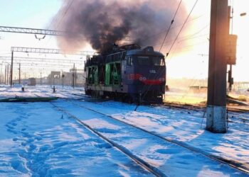 У Конотопі БПЛА вразив локомотив та службовий автомобіль залізничників: є поранений