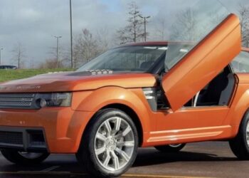 В інтернеті показали унікальний Land Rover 2000-х із дверима як у Lamborghini (ВІДЕО)