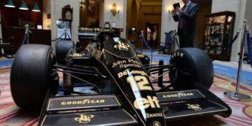 Болід 40-річної давнини, об’їжджений Сенною, піде з молотка