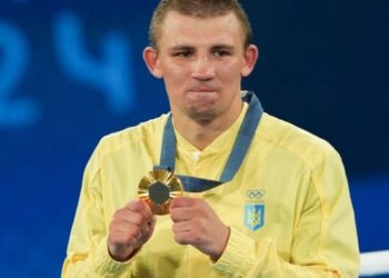 Усик як промоутер анонсує профі-дебют Хижняка