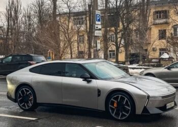 Запас ходу 820 км і двері як у Lamborghini: у Києві помітили футуристичний електрокар (ФОТО)