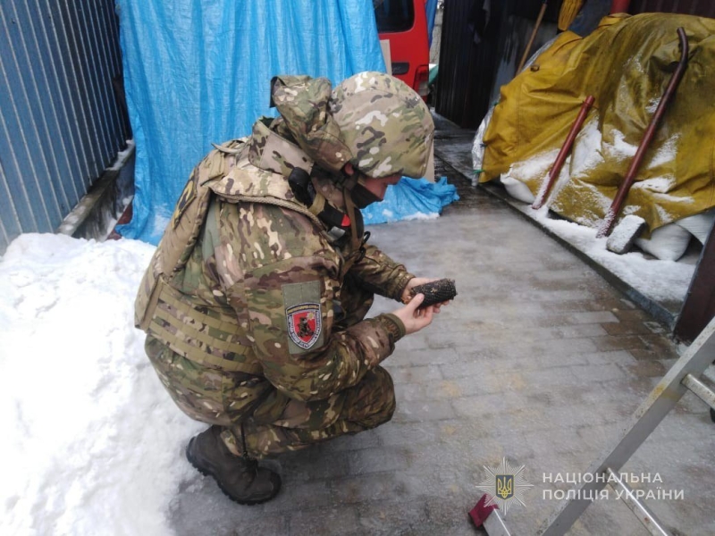 Вибухотехніки поліції проводять розмінування після авіаційних ударів ворога у Сумському районі