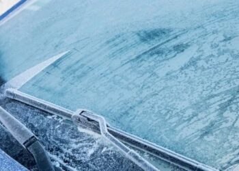 Як розтопити замерзлий омивач скла авто – прості поради