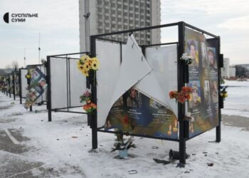 Через нічну російську атаку у центрі Сум пошкоджена Алея пам’яті