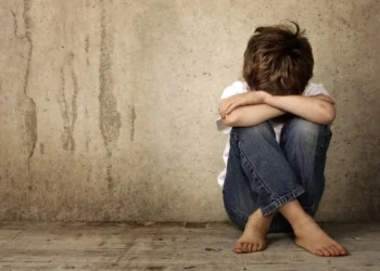 Змусив хлопчиків 9-ти та 12-ти років знімати відео порнографічного характеру: на Сумщині повідомлено про підозру 20-річному молодику