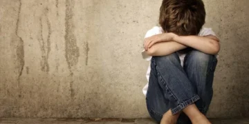 Змусив хлопчиків 9-ти та 12-ти років знімати відео порнографічного характеру: на Сумщині повідомлено про підозру 20-річному молодику