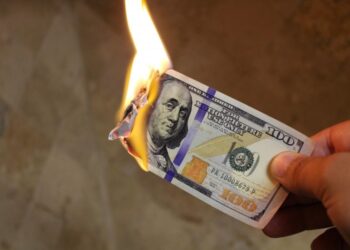 “Долар втрачає позиції”: експерти пояснили, чи варто українцям бігти в обмінники