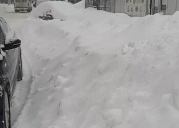 Фотофакт! У центрі Шостки автівку, яка стоїть вже два тижні, практично засипало снігом