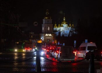 Графіки відключень світла на 6 лютого: коли не буде електроенергії у пʼятницю