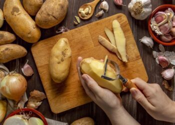Кілограм за 2 хвилини: як чистити картоплю найшвидше