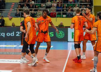 Команда капітана збірної України лідирує, а Барком-Кажани в небезпеці